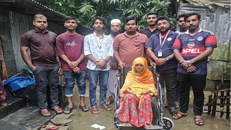 প্যারালাইজড নুরজাহানকে হুইলচেয়ার দিল চৌগাছা পরিবার স্বেচ্ছাসেবী সংগঠন
